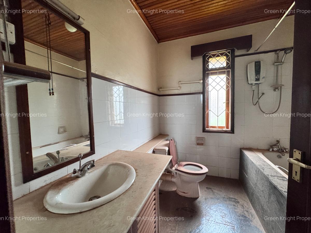 4 Bed House with En Suite in Lavington - 5