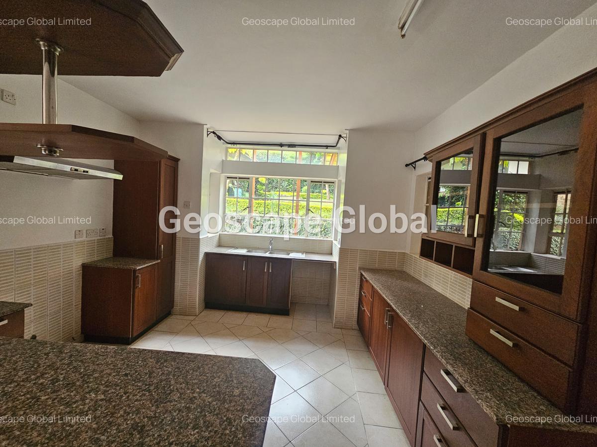 5 Bed House with En Suite in Rosslyn - 12