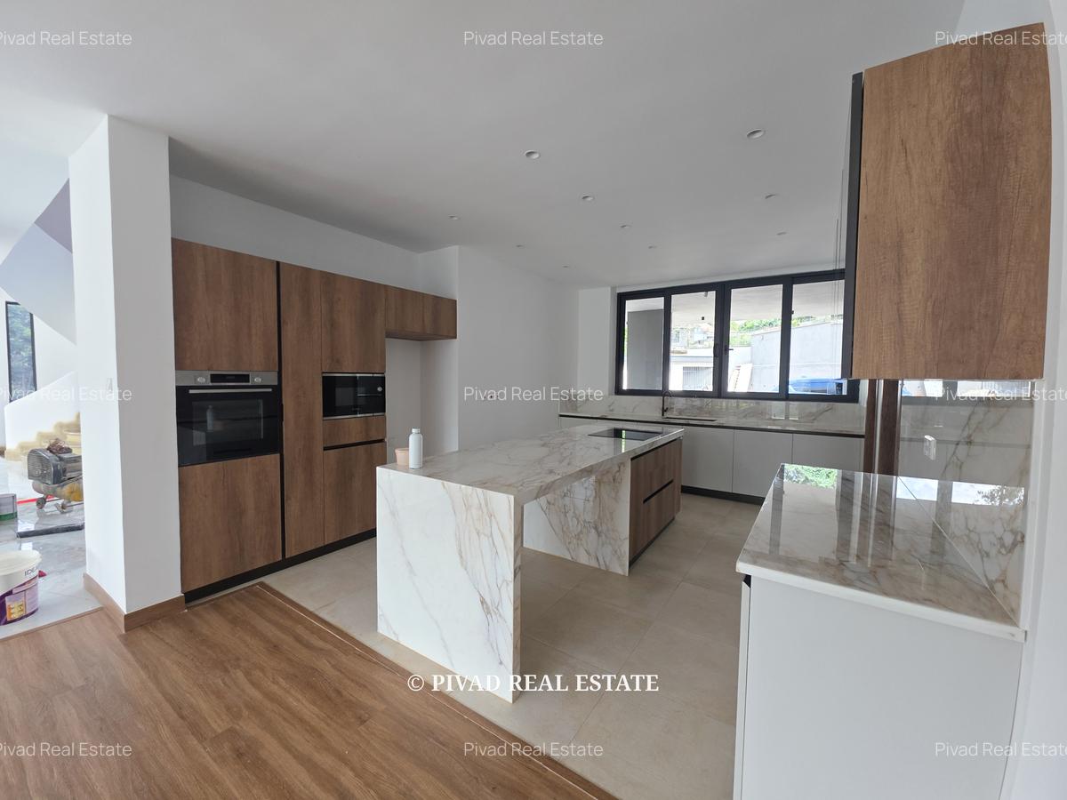 5 Bed House with Garden in Nyari - 11