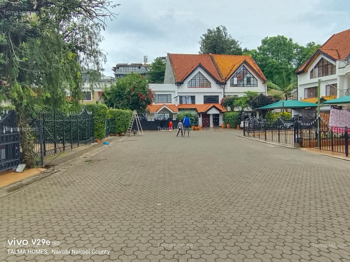 5 Bed Villa with En Suite at Off Brookside Grove - 8