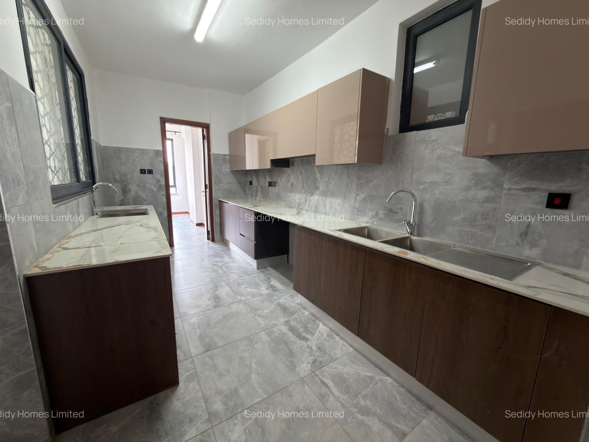 3 Bed Apartment with En Suite in Riverside - 8