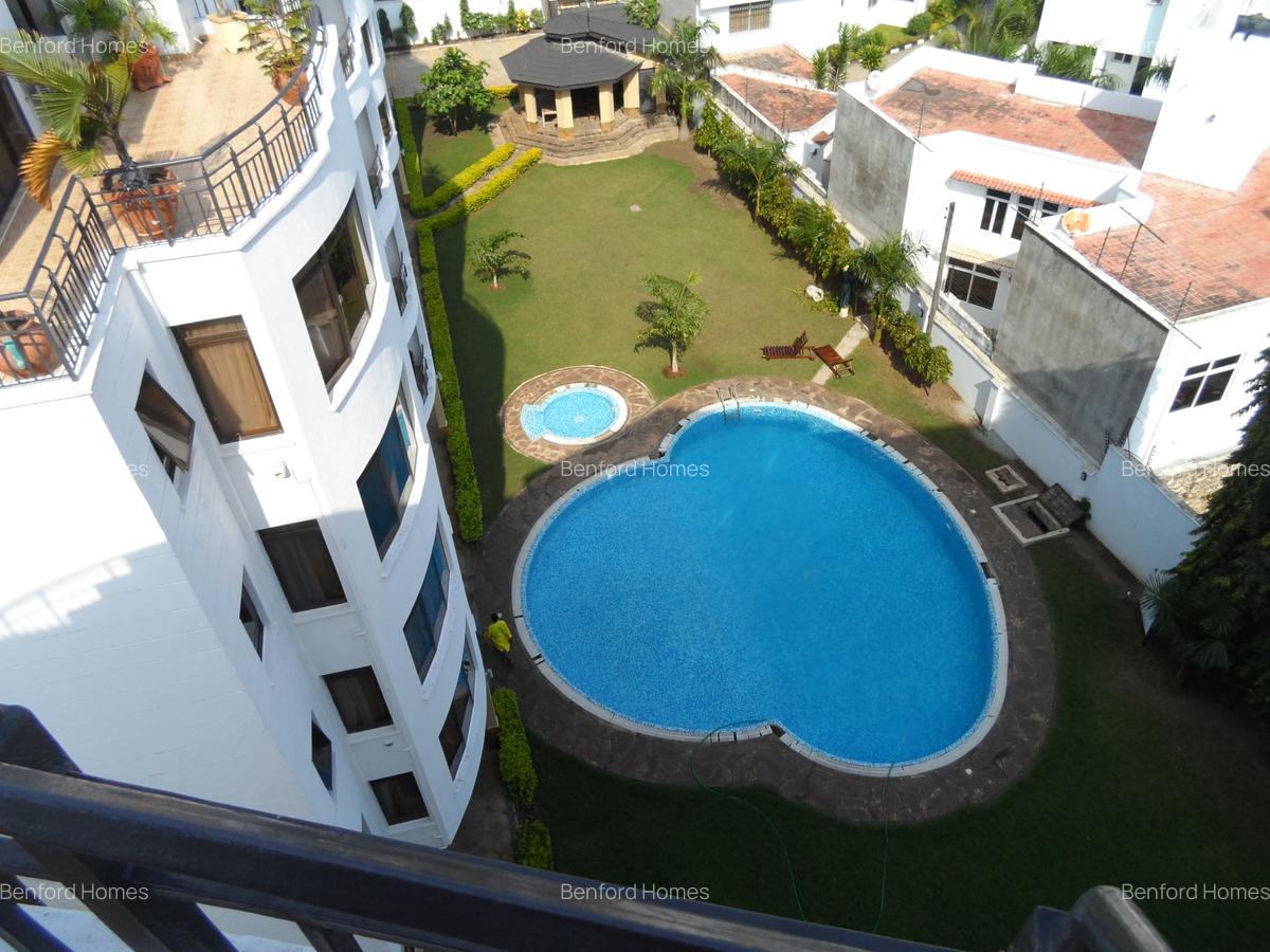 Serviced 3 Bed Apartment with En Suite at Links - 1
