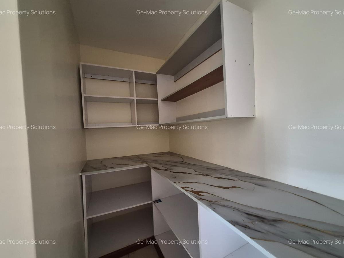 4 Bed House with En Suite in Thome - 10