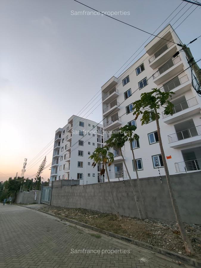 Serviced 2 Bed Apartment with En Suite at Links Road - 2