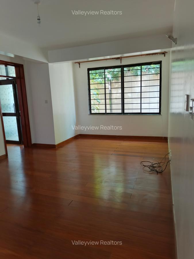 5 Bed Townhouse with En Suite at Lavington - 9