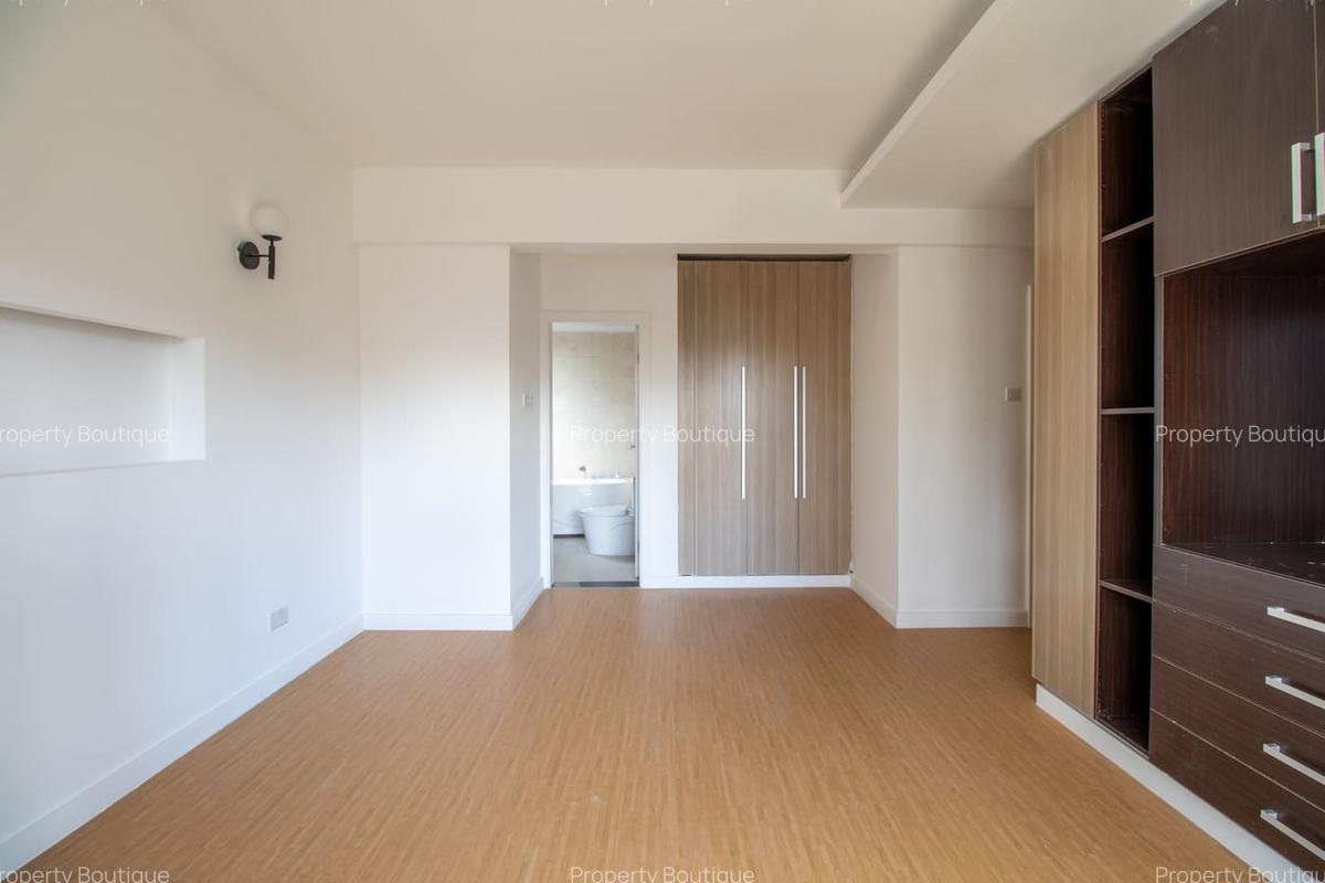 3 Bed Apartment with En Suite at Lavington - 16
