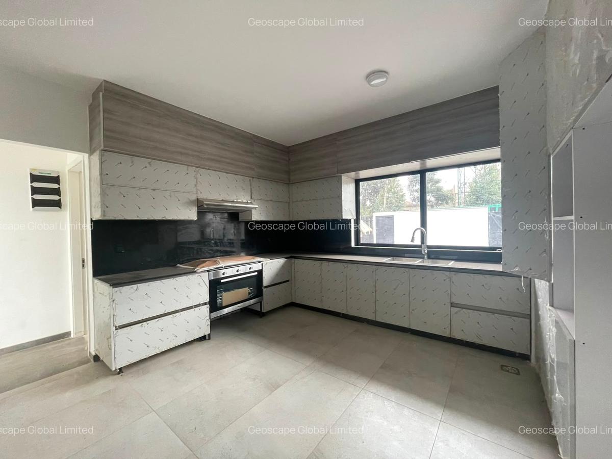 4 Bed House with En Suite in Runda - 5