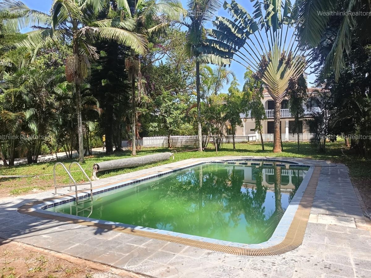 5 Bed House with En Suite at Garden Estate - 1