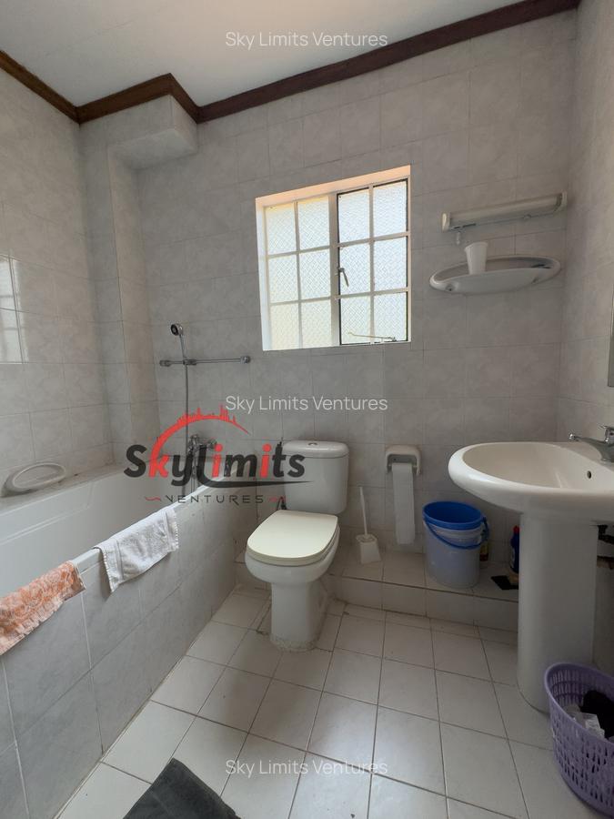 5 Bed House with En Suite in Runda - 17