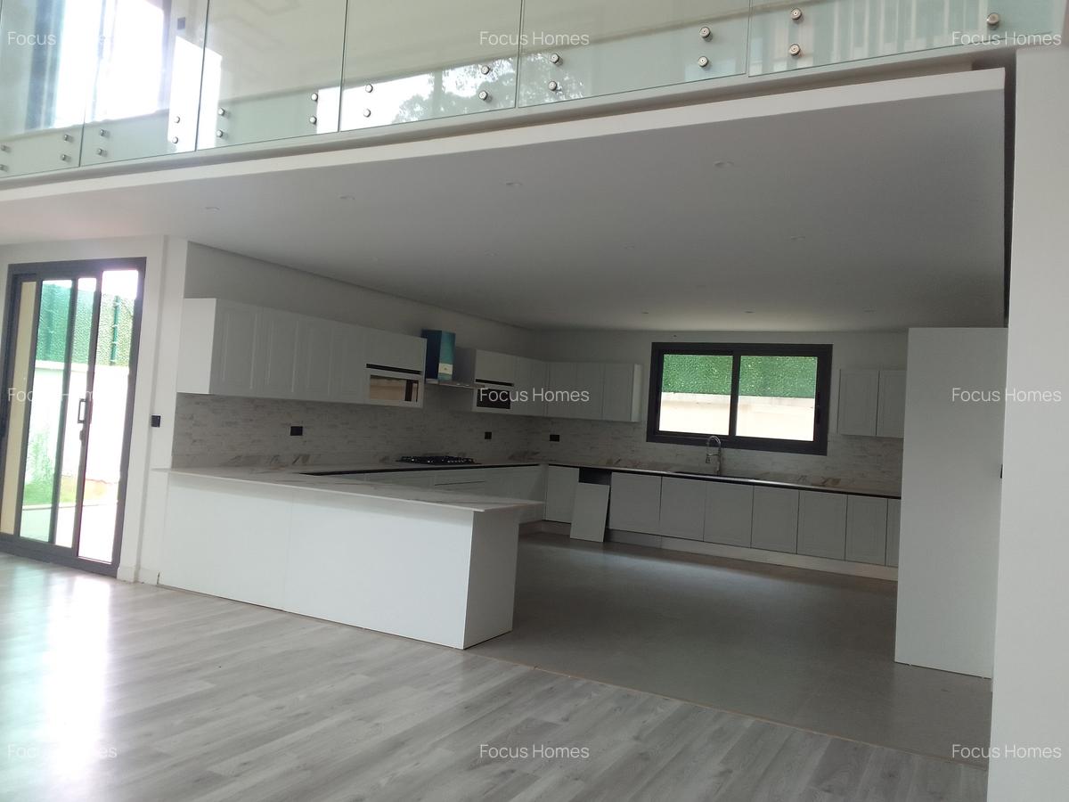 5 Bed Townhouse with En Suite in Lavington - 19