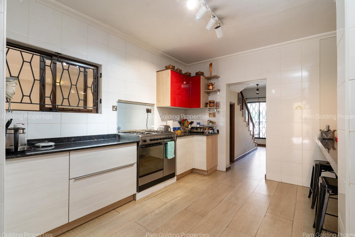 5 Bed Townhouse with En Suite at Muhoho Avenue - 5