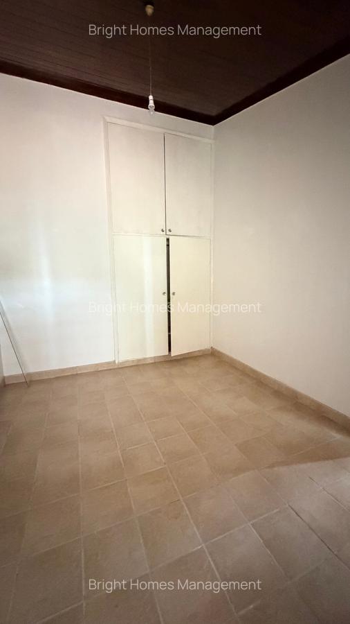 5 Bed House with En Suite in Lavington - 12