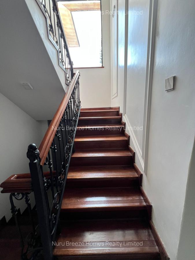 5 Bed House with En Suite in Garden Estate - 18