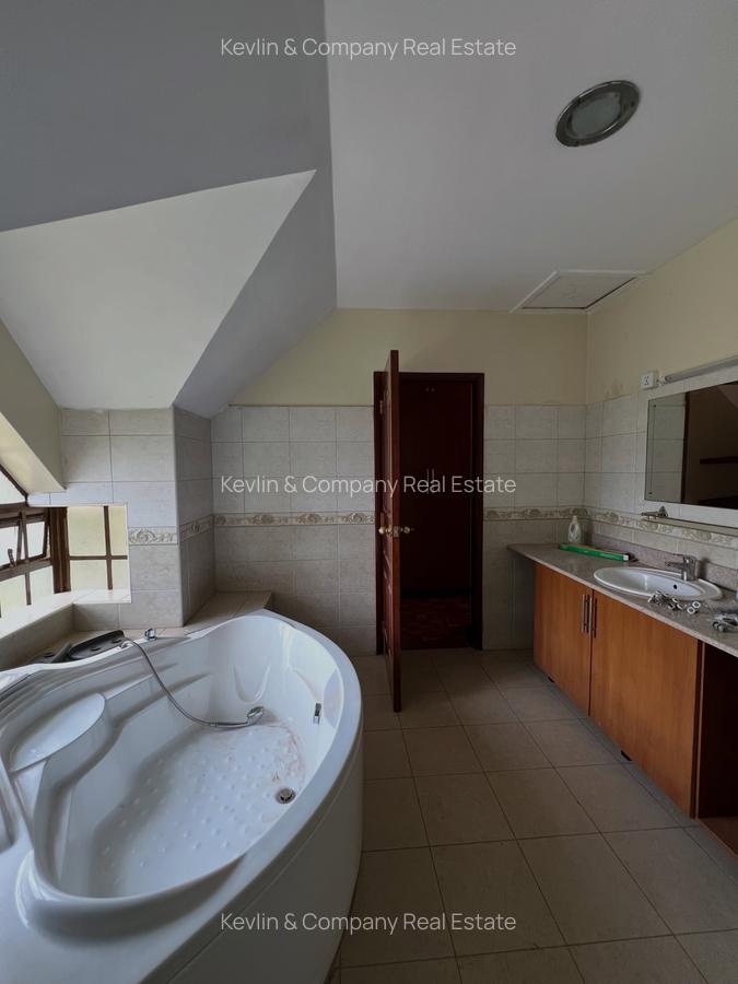 4 Bed Townhouse with En Suite in Lavington - 15