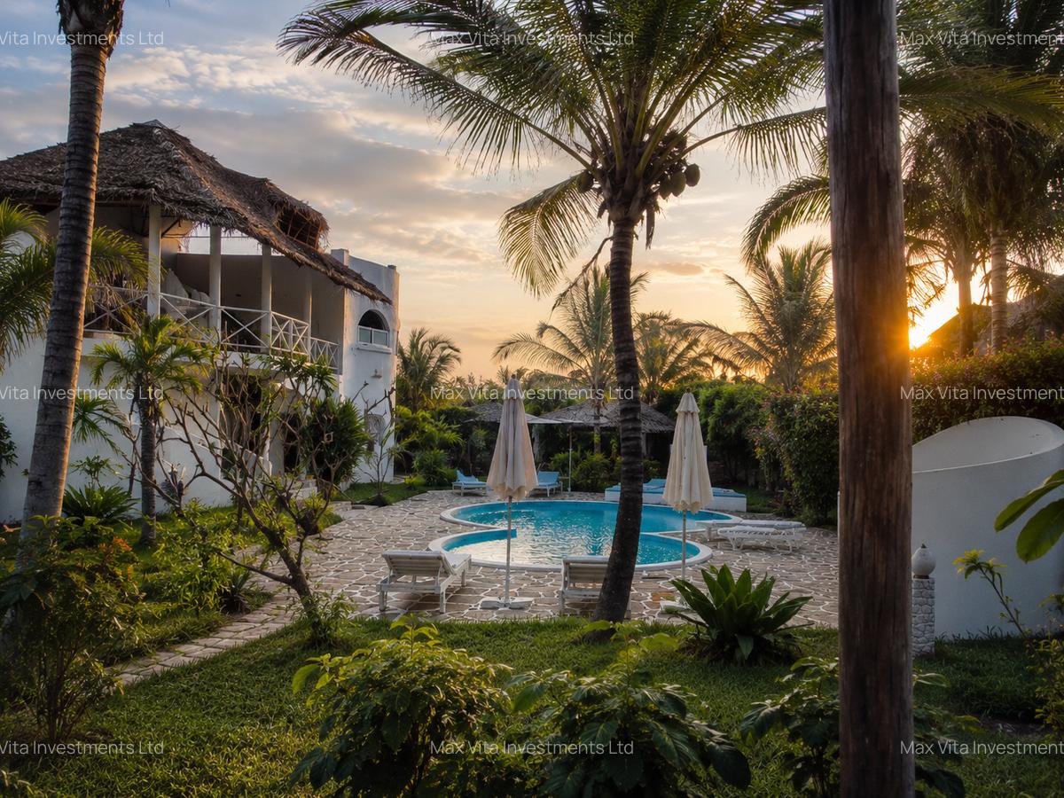 6 Bed Villa with En Suite in Watamu - 1