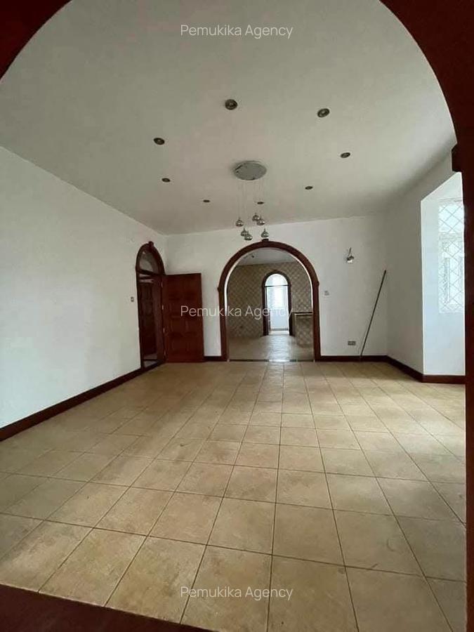 5 Bed Townhouse with En Suite in Rosslyn - 3