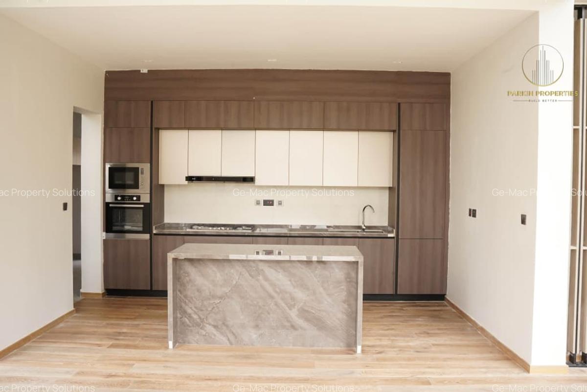 5 Bed House with En Suite in Runda - 3