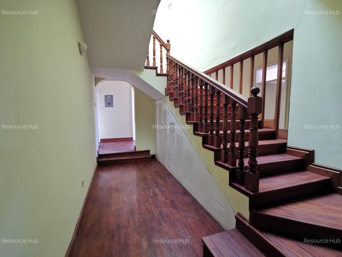 4 Bed House with En Suite at Mountain View - 10