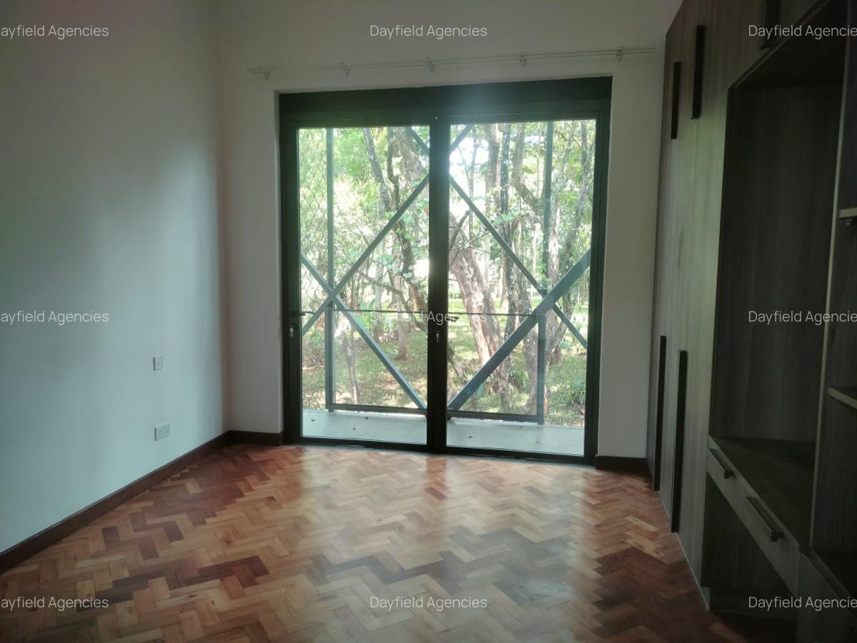 4 Bed House with En Suite at Hill View - 8