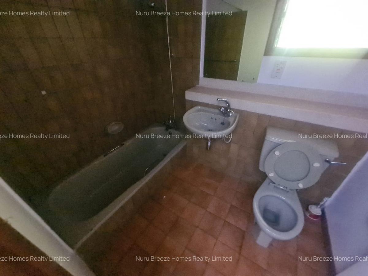 4 Bed House with En Suite in Lake View - 4