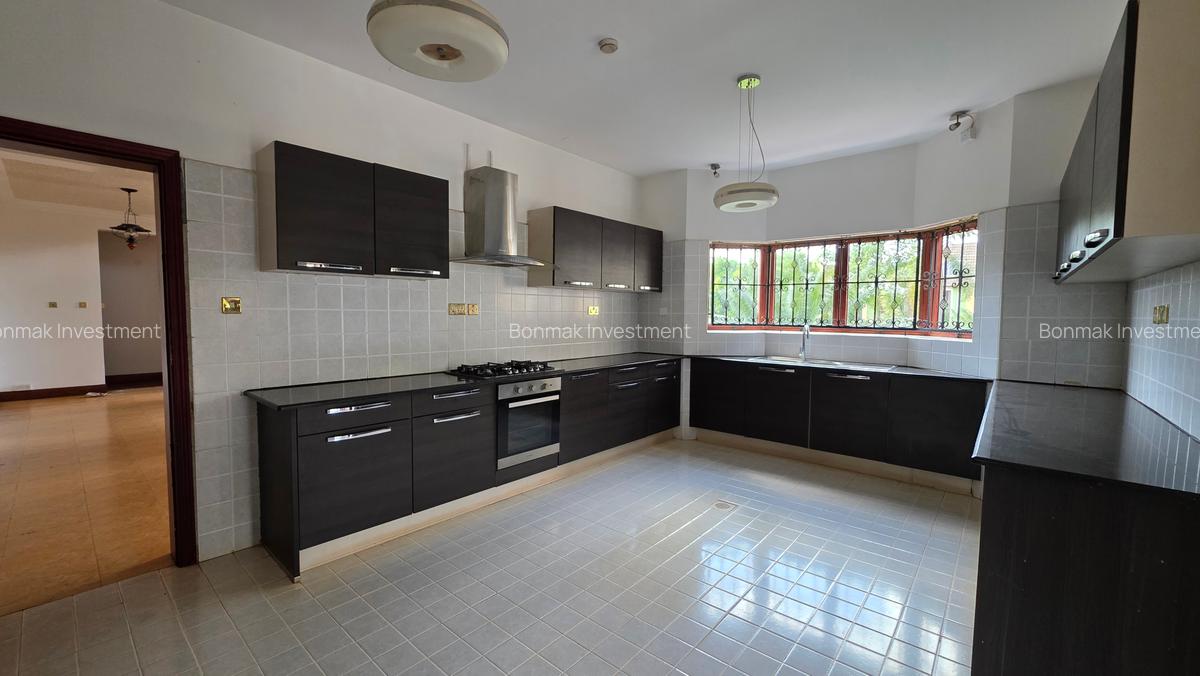 5 Bed Townhouse with En Suite at Runda Park - 10