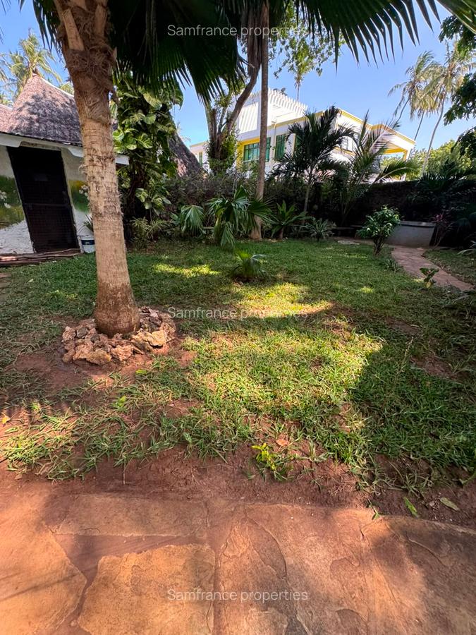 3 Bed Villa with En Suite at Lamarina - 4