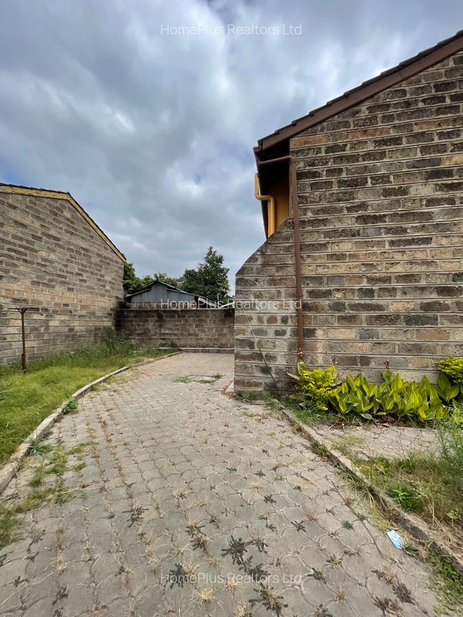 3 Bed House with En Suite at Green Fields Estate - 1