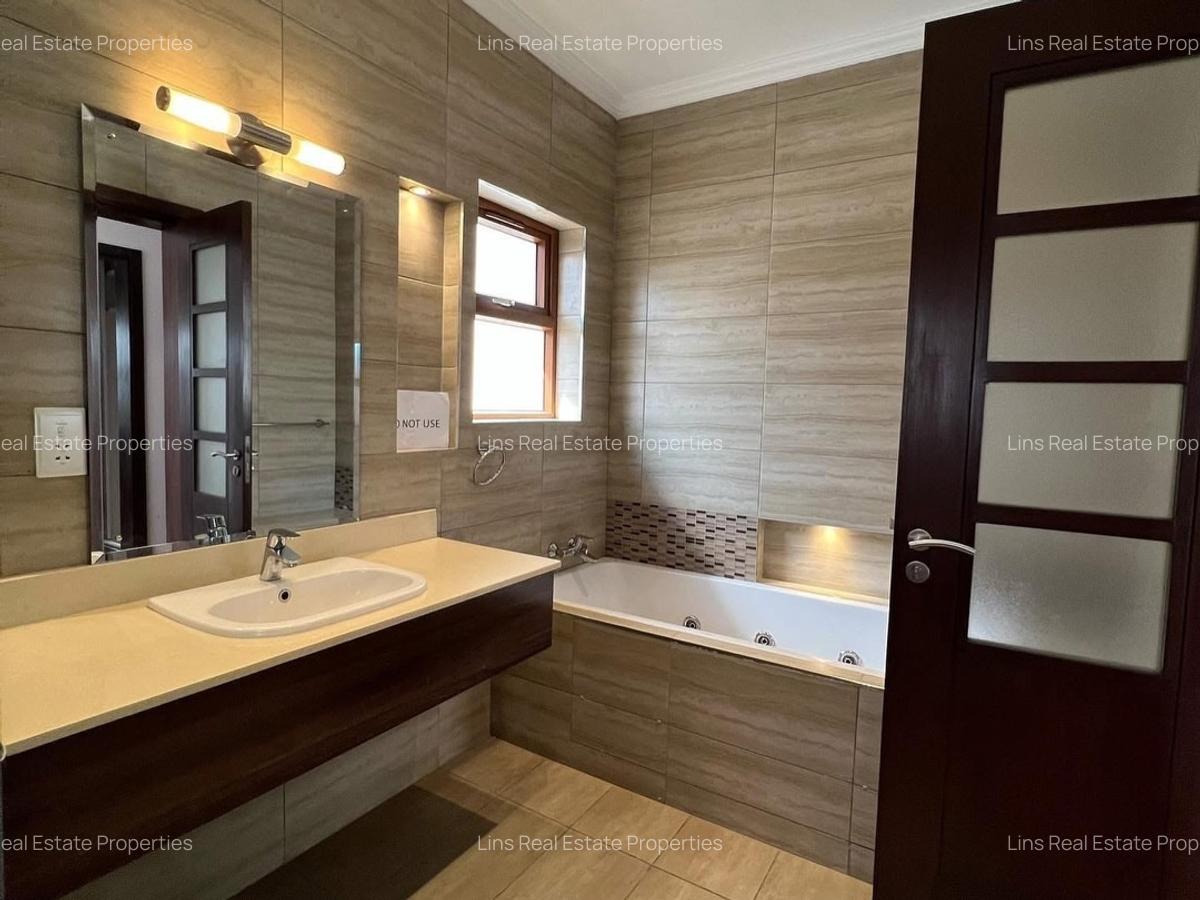 5 Bed Townhouse with En Suite in Lavington - 7