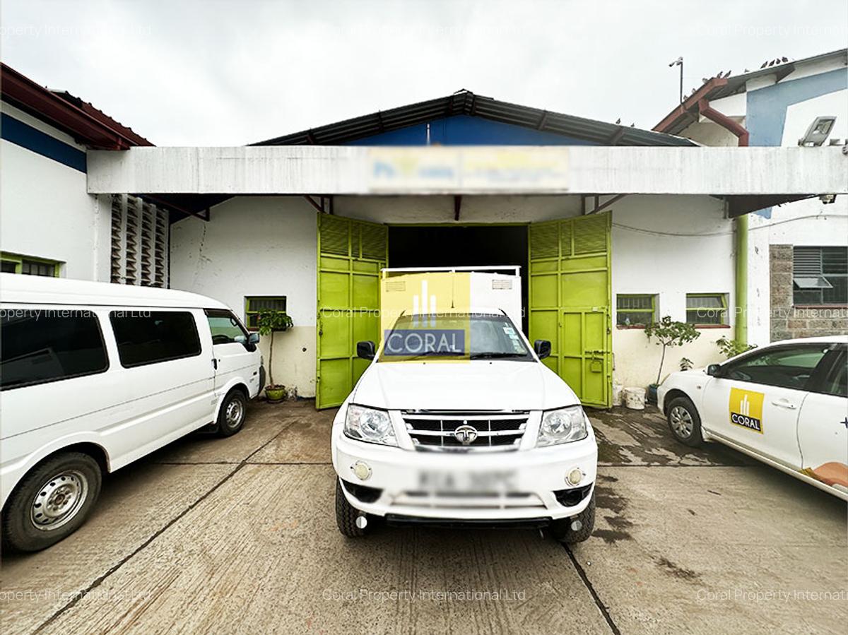 7,500 ft² Warehouse with Parking in Industrial Area - 14