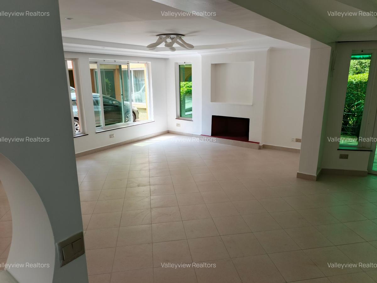 4 Bed Townhouse with En Suite at Riverside - 18