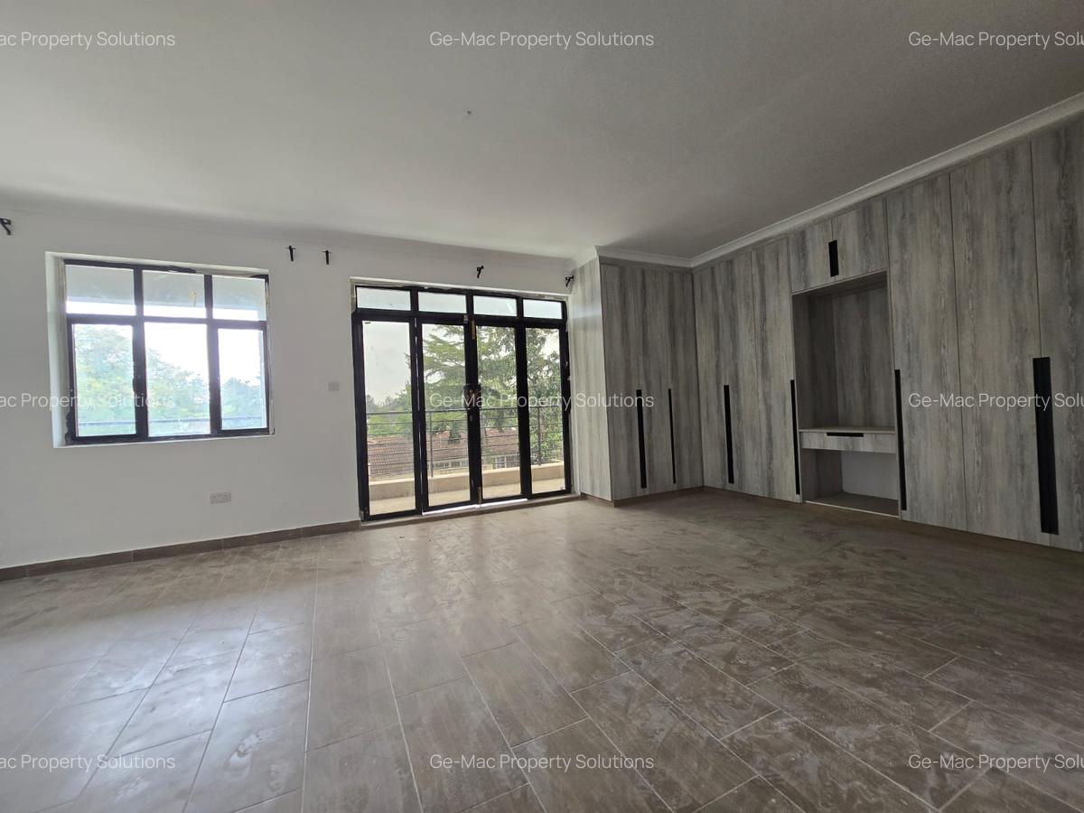4 Bed House with En Suite in Ridgeways - 12