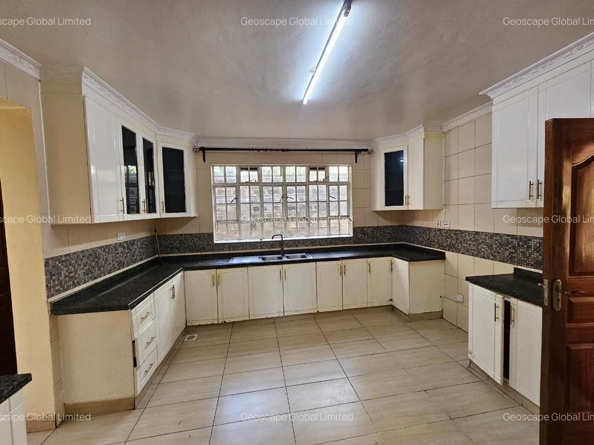 5 Bed Townhouse with En Suite in Lavington - 4