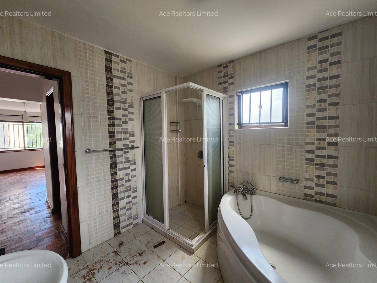 3 Bed Apartment with En Suite at Hatheru Road - 11