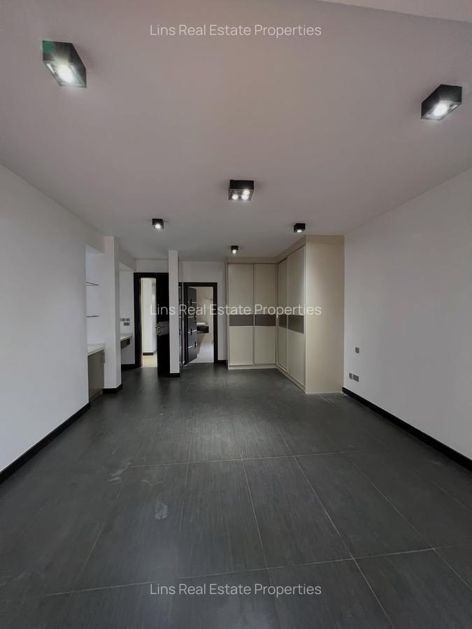 3 Bed Apartment with En Suite in Riverside - 12