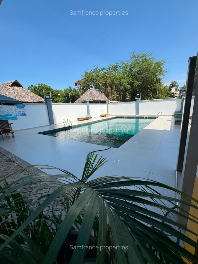 Serviced 1 Bed Apartment with En Suite at 1St Avanue - 2
