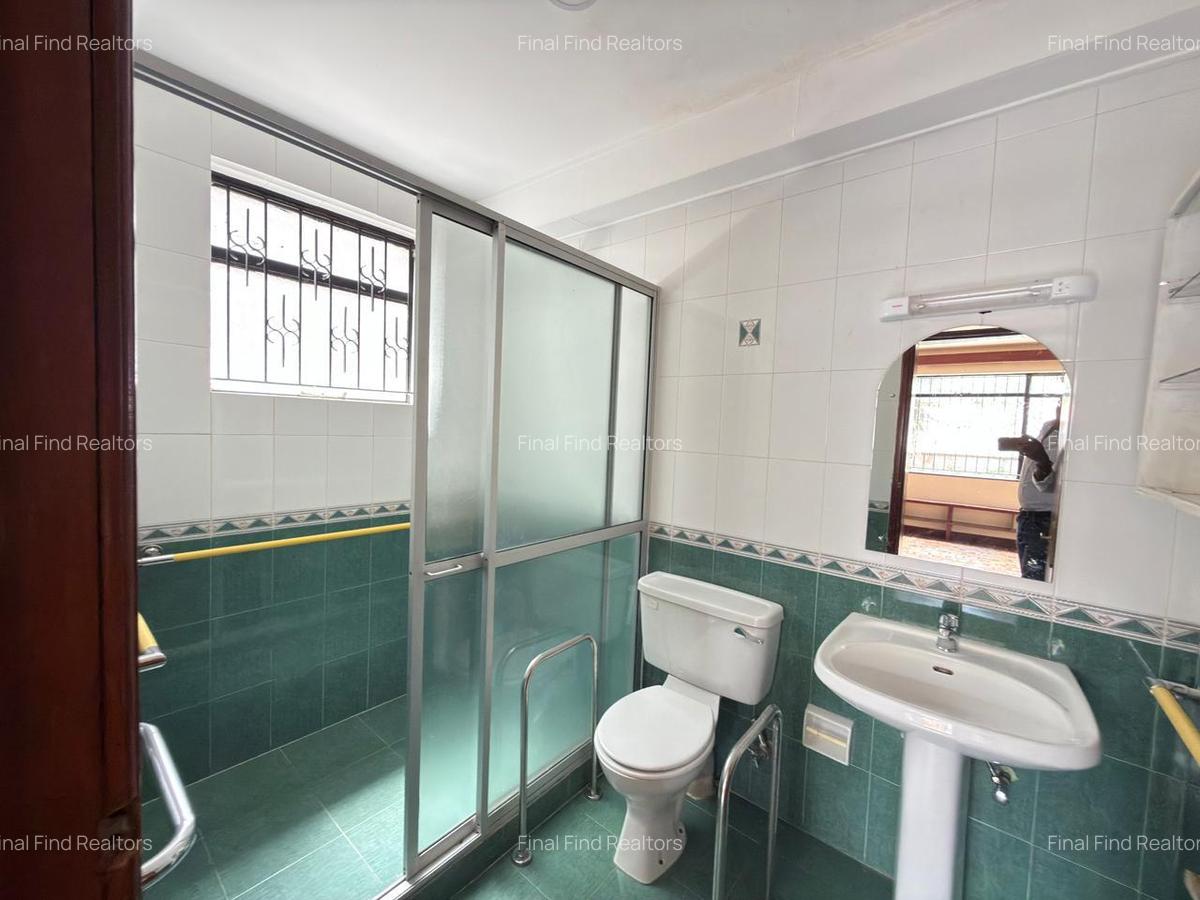 5 Bed Townhouse with En Suite in Brookside - 17