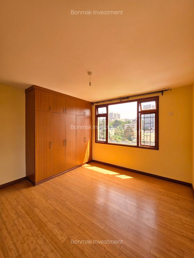 3 Bed Apartment with En Suite at Riverside Drive - 12