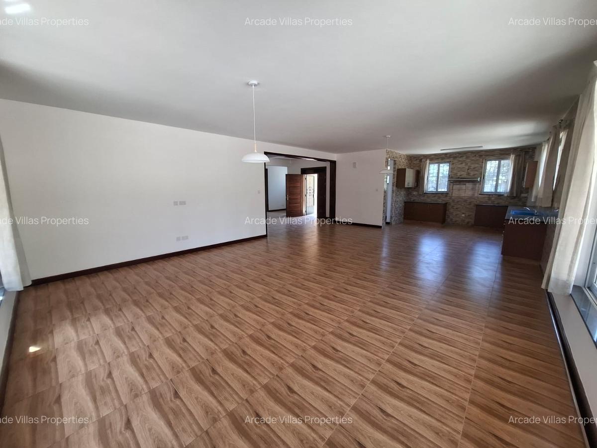 5 Bed House with En Suite in Lavington - 3
