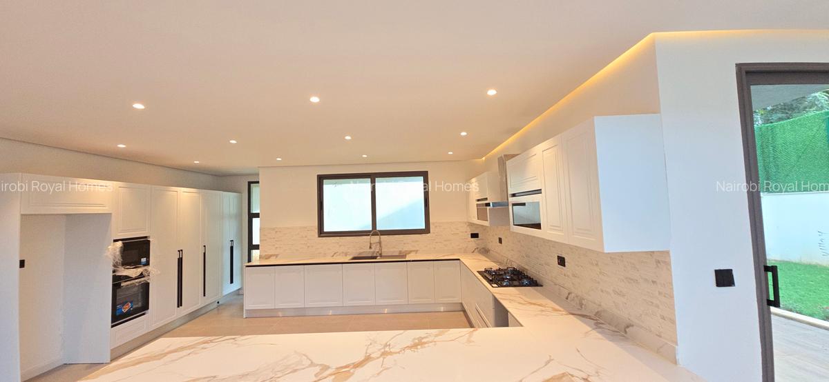 5 Bed House with En Suite at Lavington Convent Drive - 17
