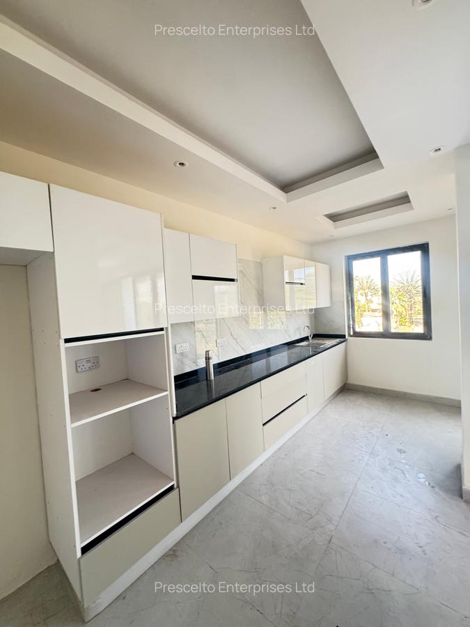 3 Bed Apartment with En Suite at Off Links Road - 8