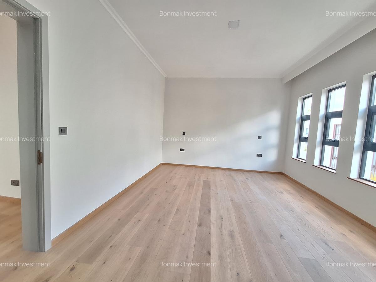 5 Bed Townhouse with En Suite at Lavington Green - 11