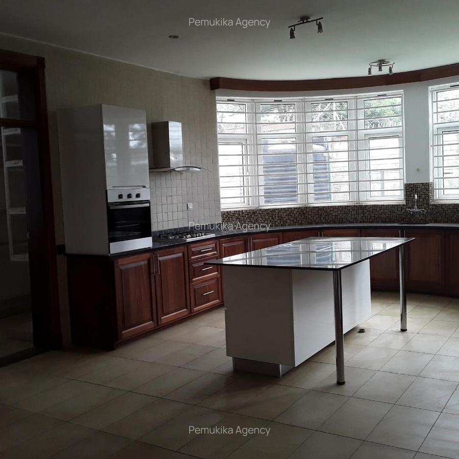 5 Bed House with En Suite at Rosslyn - 9