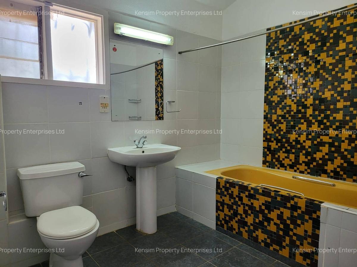 4 Bed House with En Suite in Hill View - 17