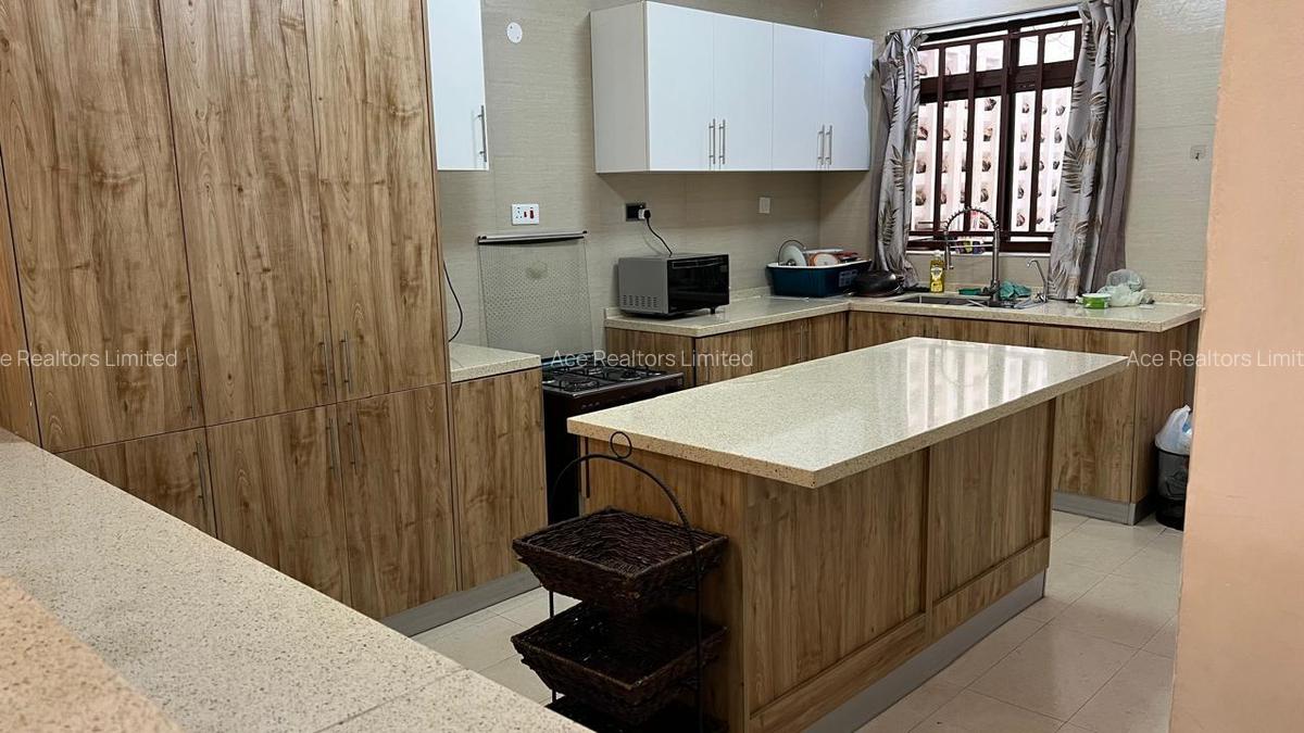 5 Bed Townhouse with En Suite at Lavington - 7