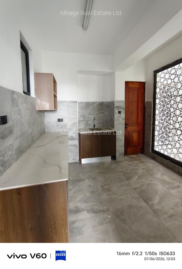 4 Bed Apartment with Swimming Pool in Riverside - 19