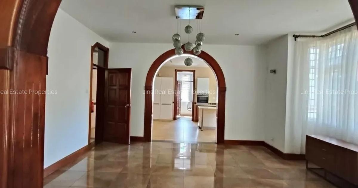 5 Bed Townhouse with En Suite in Rosslyn - 2
