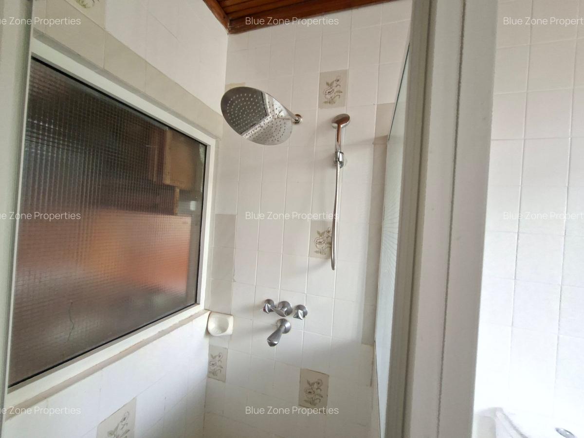 5 Bed House with En Suite at Close To Un - 15
