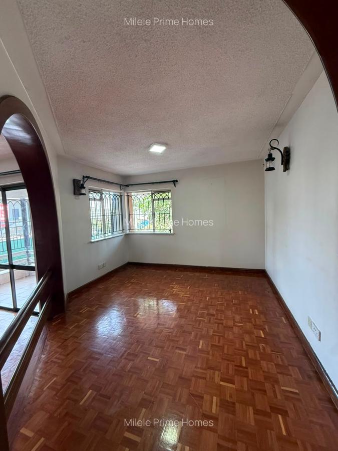 4 Bed Villa with En Suite at Lavington - 4