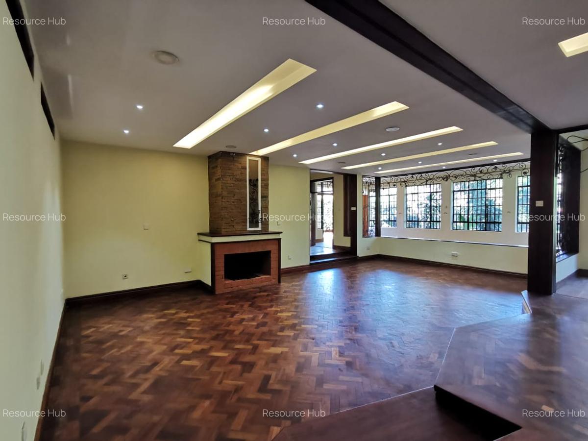 4 Bed House with En Suite at Mountain View - 2