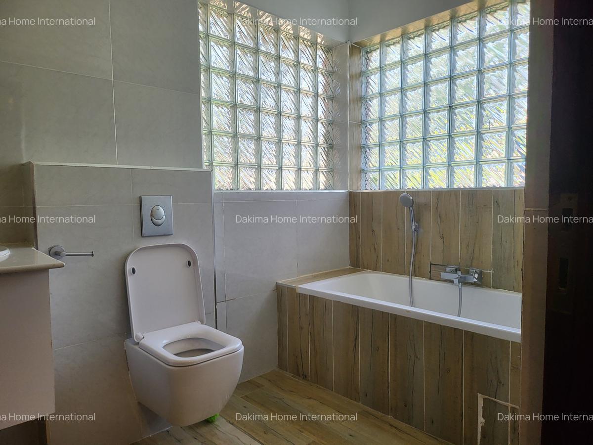 5 Bed House with En Suite in Runda - 11